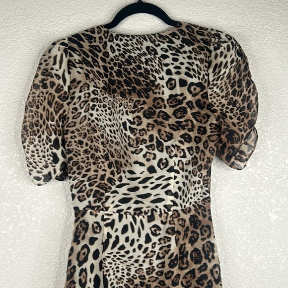 ASTR Leopard Mobwife Short Sleeve Ruched V-Neck Midi Dress Size XS - Picture 5 of 8